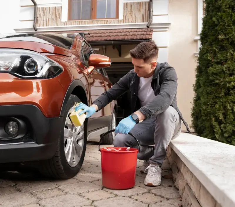 Lavage auto à domicile Livilliers : professionnel intervenant sur un véhicule